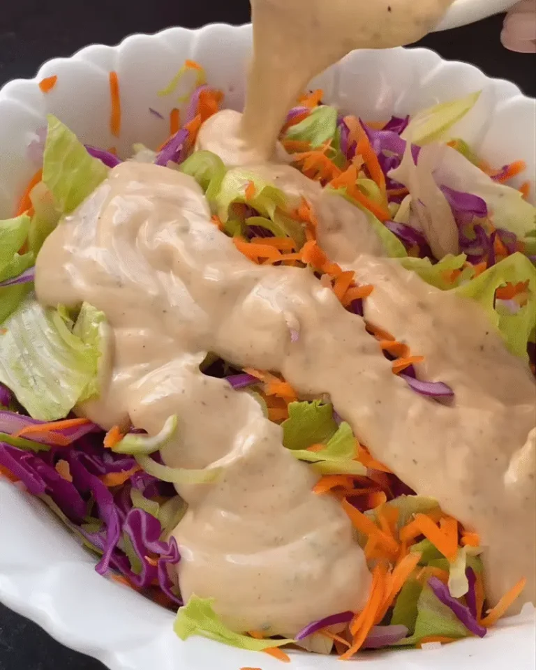 Salada sendo misturada com molho