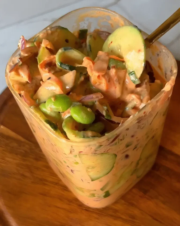 Salada em pote quadrado com molho